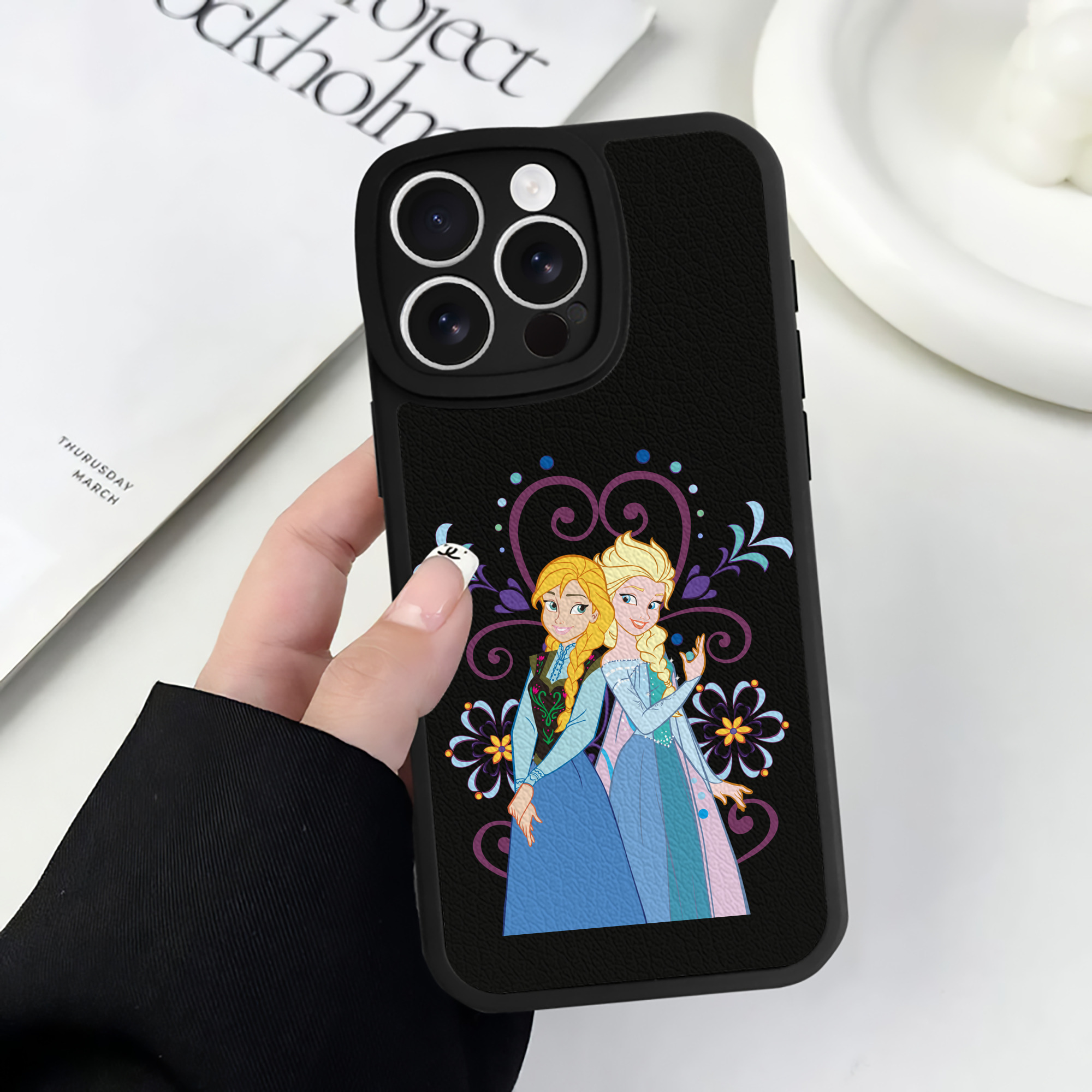 （画像用） アナと雪の女王 アンナ エルサ Frozen Anna Elsa 【iPhone 16シリーズ対応】シリコンスマホケース（レザー調） 材質：シリコン